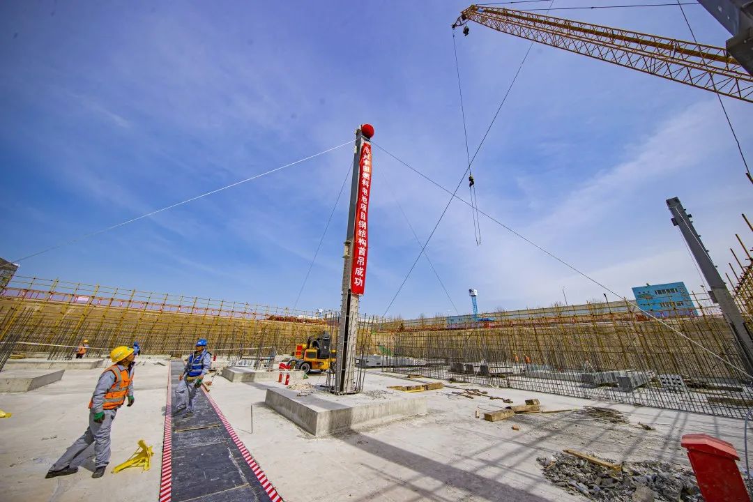 首根钢柱顺利吊装，北京经开区重大外资项目预计年底竣工